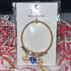 Bracelet! Woman’s Gold tone stretch bracelet with Charms.